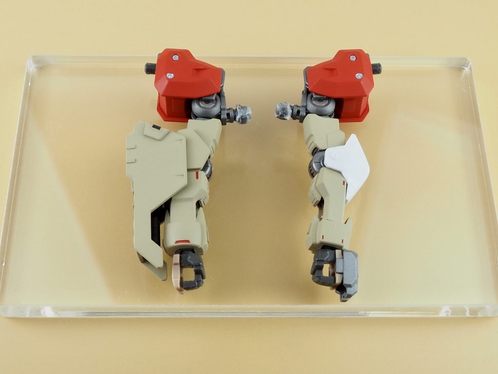 左:フルシティ、右:リベイクを使って左右非対称に腕を取り付けた
フルシティの腕ガードは逆向きに接続