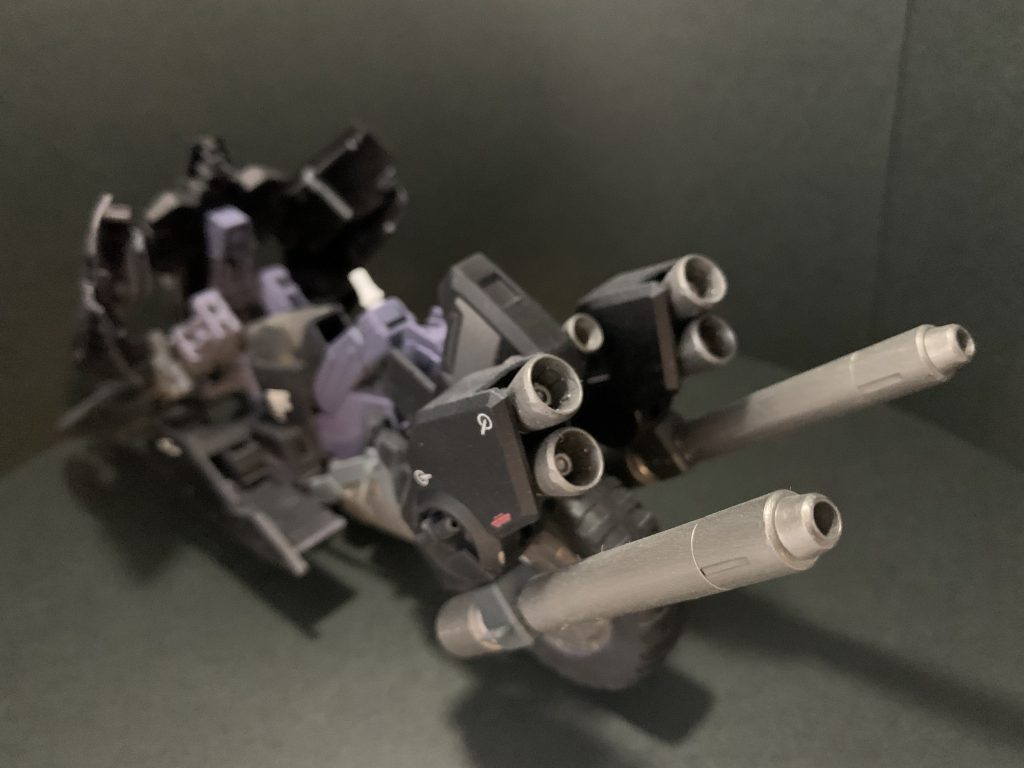 リヤ廻りのマフラーはおそらくMGのSガンダムか何かのジャンクで出来ています
MS本体はHGサイズなら割と乗せれる感じです
MSとの接続は股下のスタンド用の穴にピンを差し込むだけです