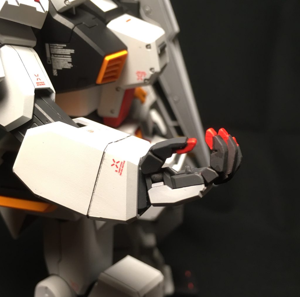 今回行った作業の中でも一番こだわったのが指先の塗り分けです。藤岡建機氏の描くマニピュレーターを再現するべく段落ちのディテールを作り、塗り分けました。