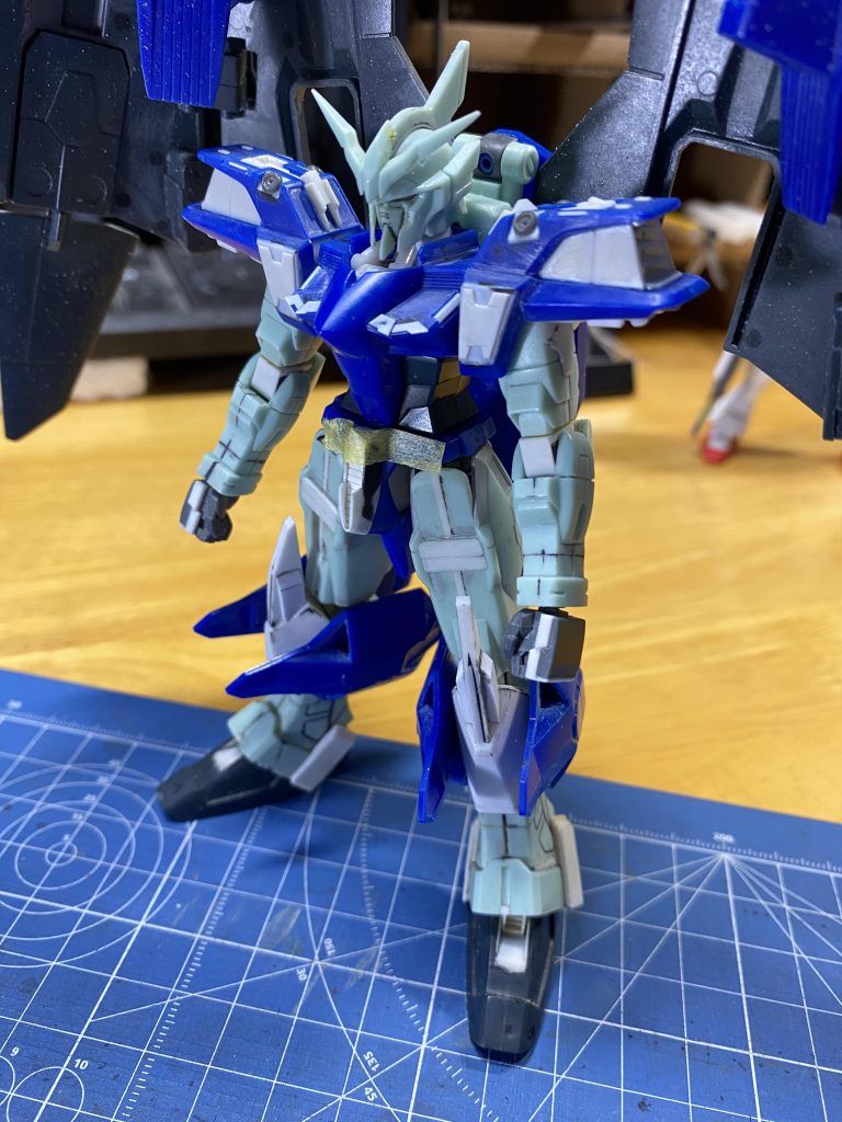 全身のプロポーション変更で幅詰め・幅増しをし、気になったダクト類を全てプラ板で新造しました。また、情報量を増やす為ディテールアップを徹底しました。