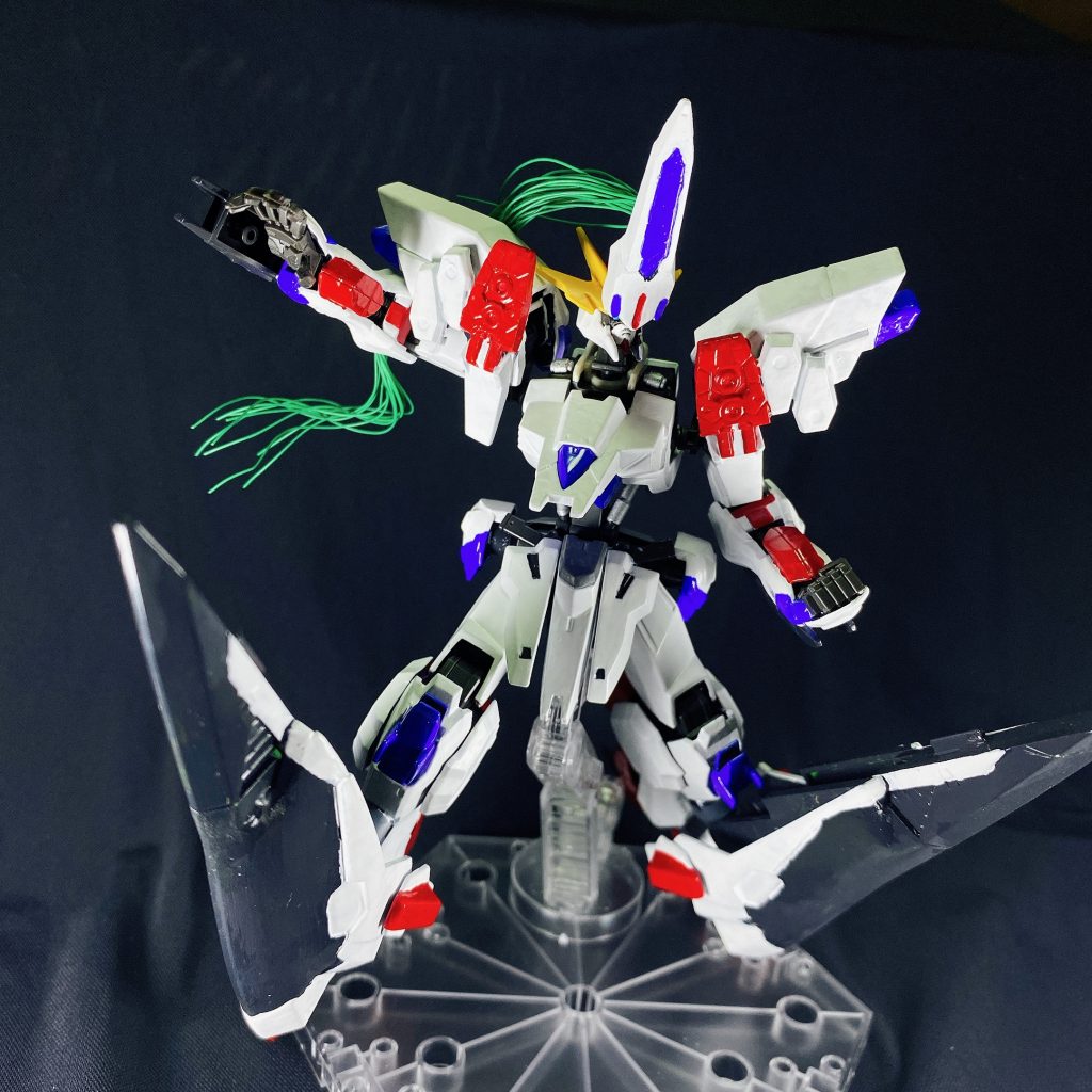 腕部格闘用クローを展開することで、格闘も可能です。
脚部シールドの重量で踏ん張りが効くためか、武器を使用しない状態での継戦能力が充分にあったとかなかったとか。