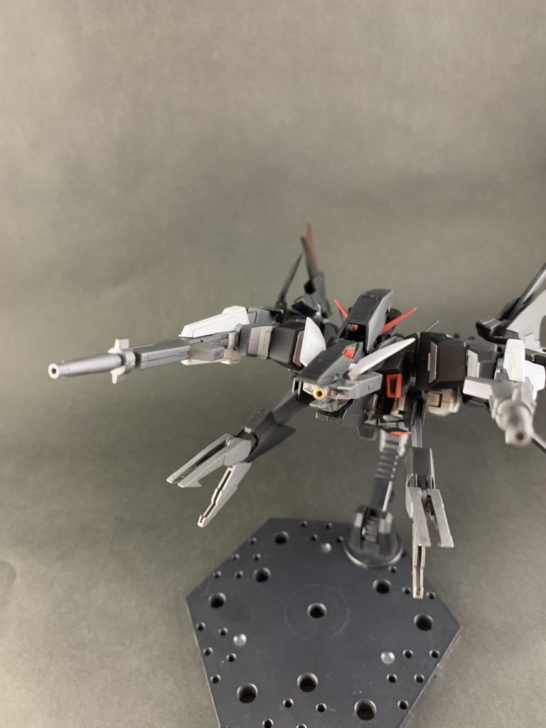 ランス射出後は機首からも砲撃可能であり、3門合わせた大出力ビームは「ハイエスト・ブレス」と呼称される。