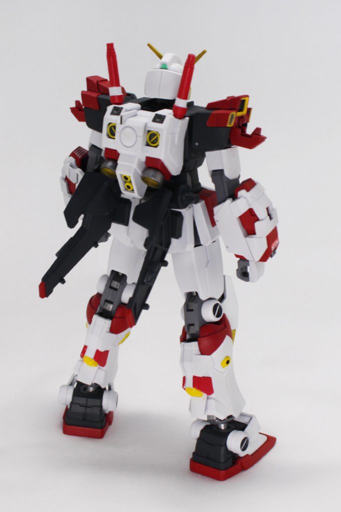 細かなグレーや脹脛のバーニアなどはシタデルカラーを使いました。
関節の内側を金属みたいに塗り分けるのはRG系のキットでリアリスティックデカールでよくある手法だったので真似してみました。