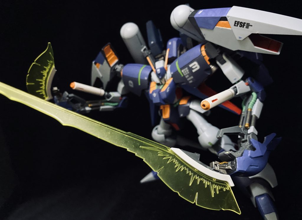 大型化したクローからはビームアックスを発生させることも。シャカシャカとふり回せで相手は一瞬でバラバラに。