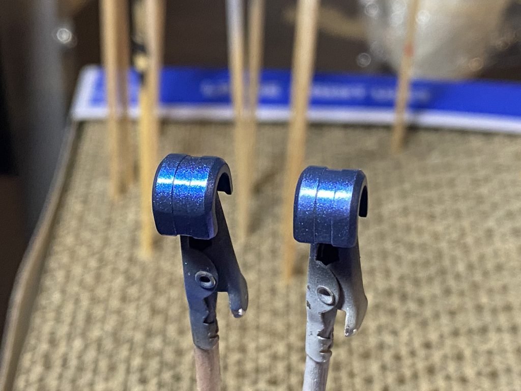 左→光沢クリア後
右→光沢クリア前
クリアのおかげで一段パール塗料が下になって深みが出ました。