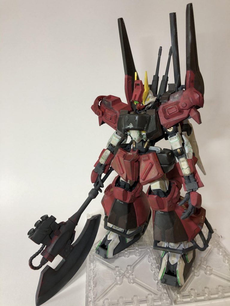 ◻️基本状態
グレイズのような単眼でこそあるが、外装は別物
現所有者のジットにより各種兵装および足首付近のバンパーが追加されている