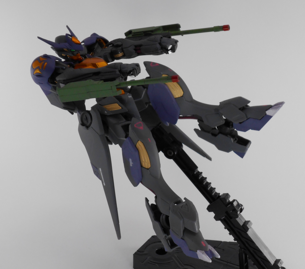 射撃シーン。
引き下がりながら撃ってる様を再現したかった一枚です。