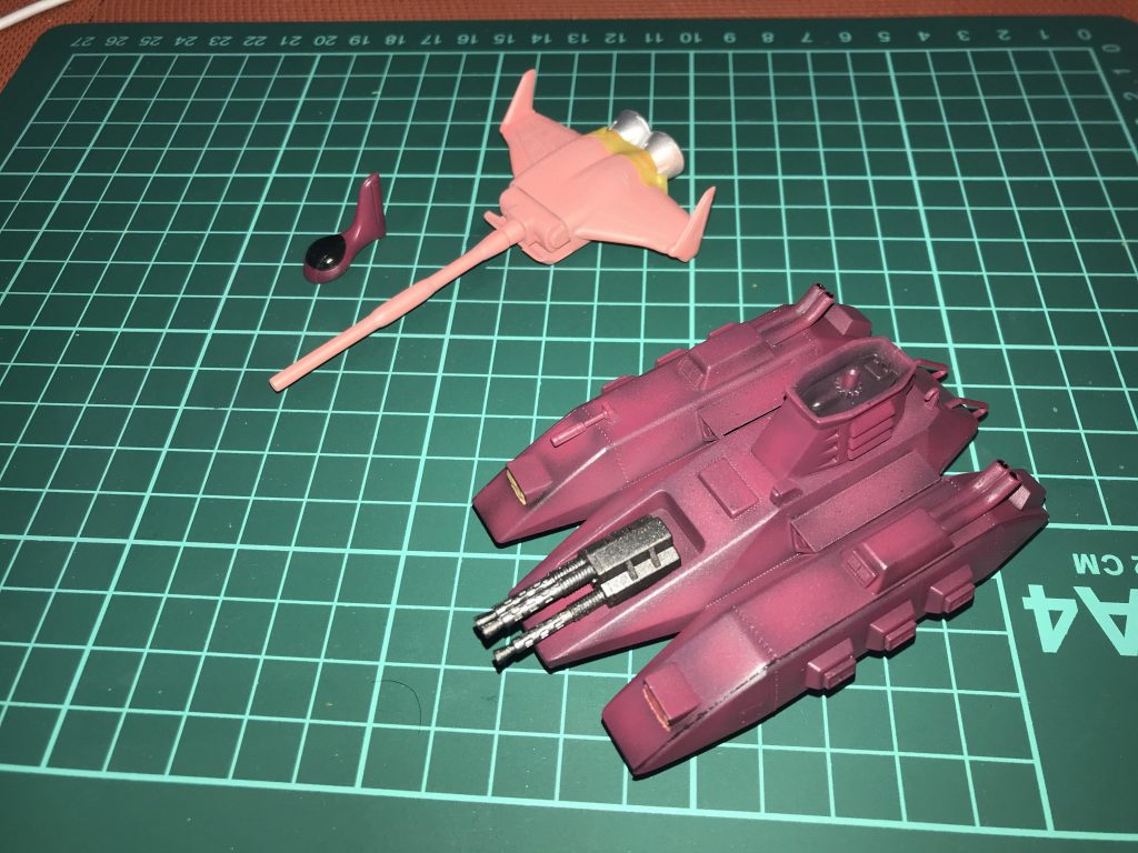 大した改造はしていません。
両サイドの突起部にダクトパーツや、アンテナ機器を追加した程度です。