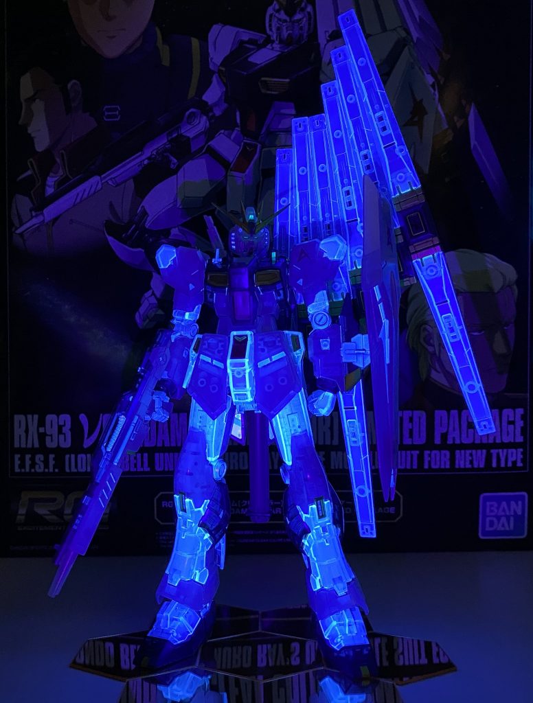 サイコフレーム発動を再現すべくフレーム全体をスターブライトシルバーで塗った後に蛍光クリアでオーバーコート。装甲を被せたらイマイチわからない感じですが一応発光してます。