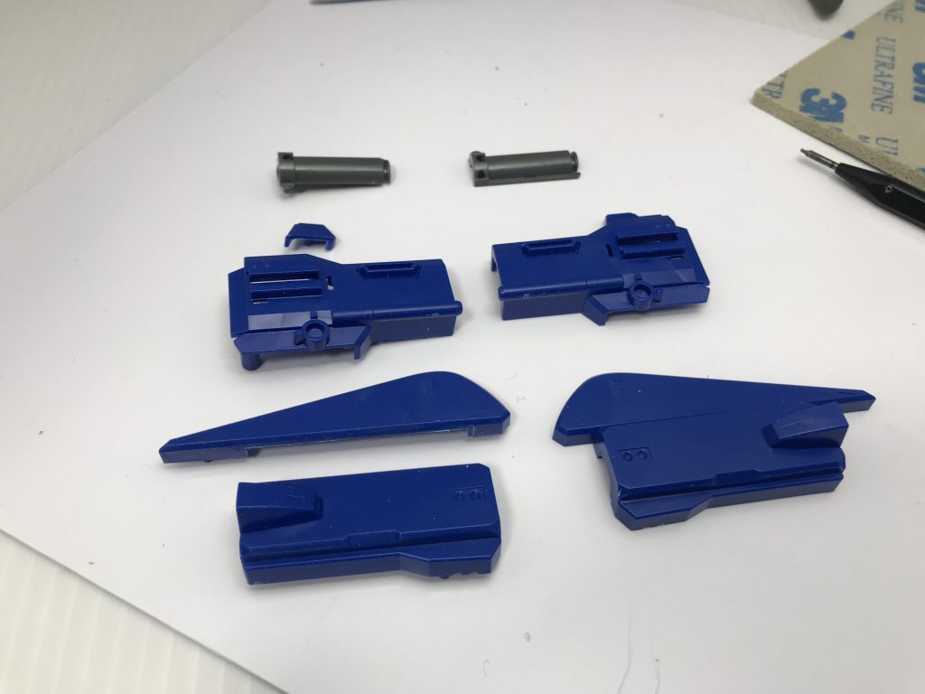 HGUCのメガバツは合わせ目がキツいので、目立つところを完璧に消して、目立たないところは放置の作戦。それ用の分割。