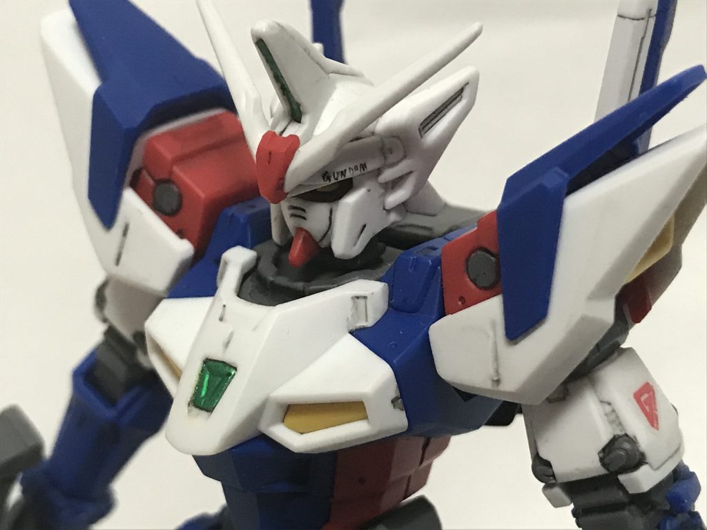 マンガだとデコにGUNDAMって書いてあるので頑張って書きました。私レベルだとこれが限界です。
