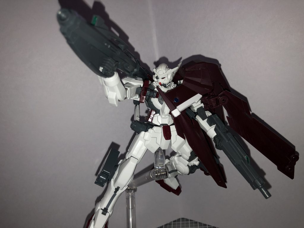 今回新規で装着させた武装で予想以上にハマったのが、右手に装備させたNGNバズーカですね。流線型のフォルムがこれ以上無いくらいマッチしました。
この写真ではマント下の左手にGNビームライフルも装備させました。