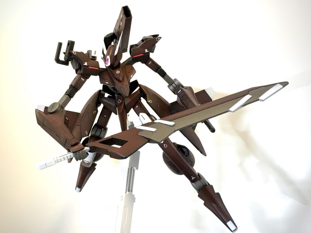 腕の延長には上腕部にジャンクのパーツをそれらしく組み合わせて1ブロック分延長に成功しました。
アルケーガンダムの重要な特徴だと思うので、頑張りました。キットのままだと、どうも長さが足りない様に感じていました。