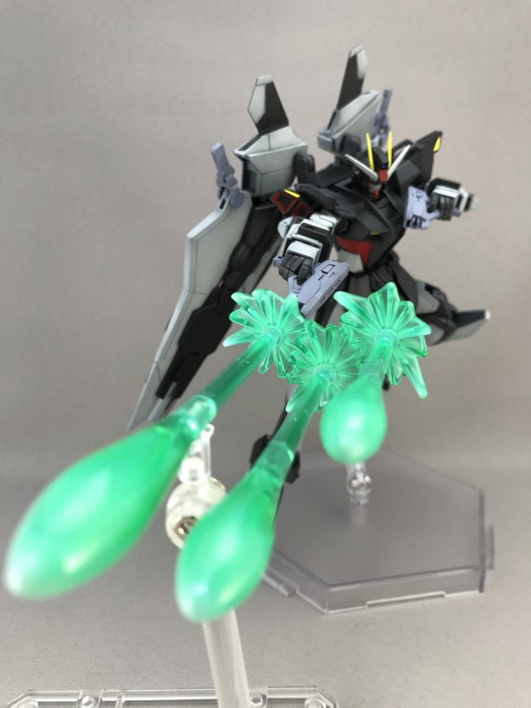 ビームライフルを切ってビームライフルショーティー2丁にしました。中にネオジムを入れ、腰に固定します。