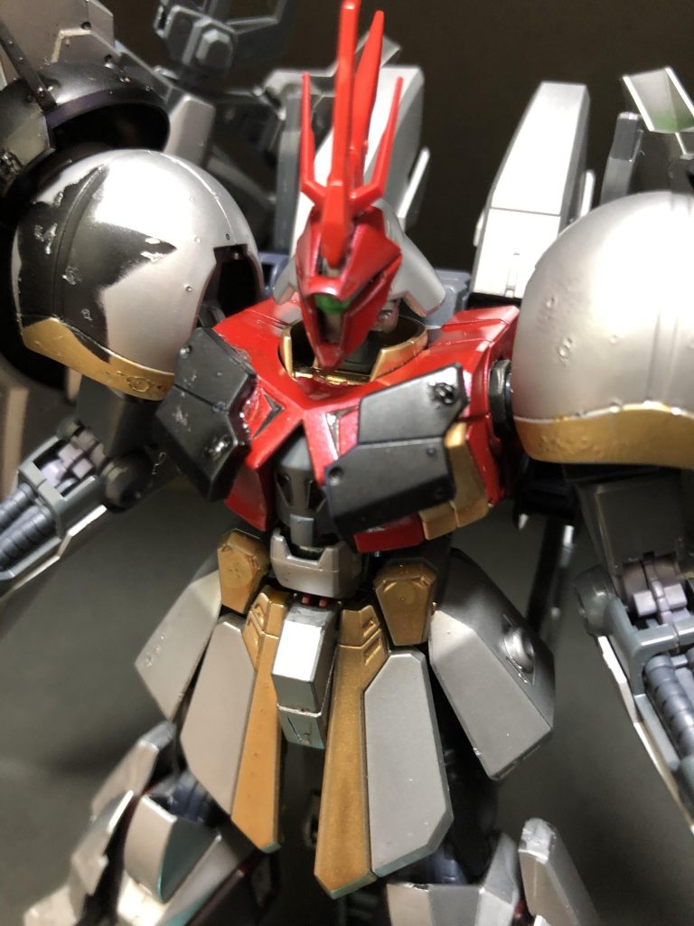 塗りムラが目立つアップ。
メタルっぽい色にしたつもりでしたが、逆にR・ギャギャと大差ない色になってしまいました。