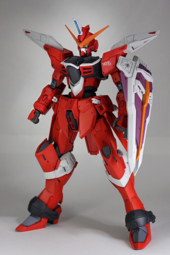 機体色はイージスやセイバーのようなはっきりとしたカラーリングに変更し、半光沢で仕上げてます。
分かりにくいですがフレームは三色で塗り分け、PS装甲によるフレームとそうでないフレームを意識しました。