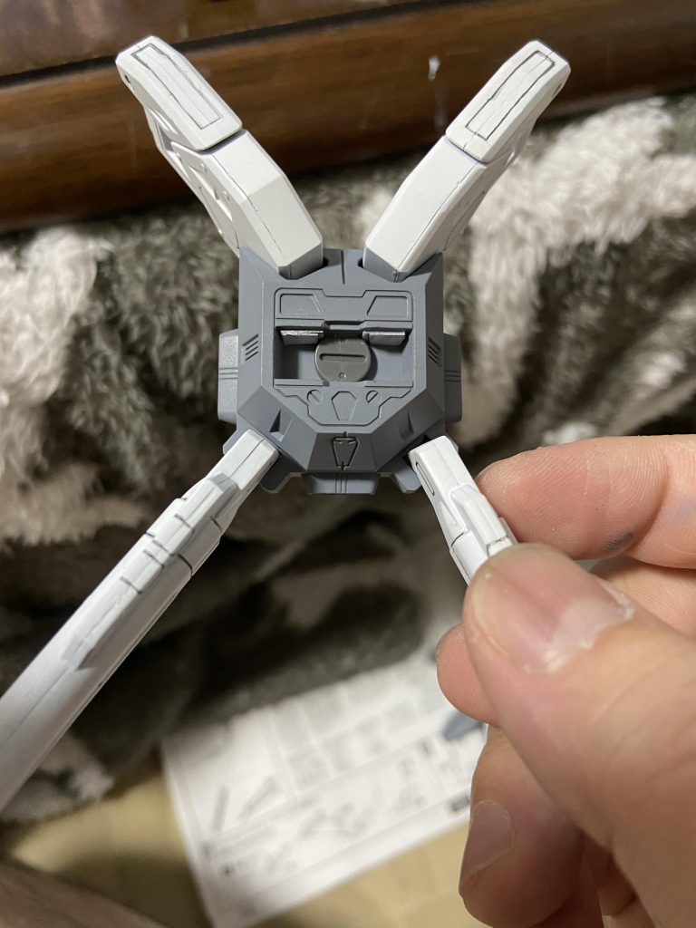 ブースターの改造。そのままだと丸見えの受けピンをカット。プラ板で渋みを調整しコトブキヤさんのディテールアップパーツで見た目をカバー。
塗装剥がれる可能性もありますので他の方が採用しているネオジム磁石によるマウントも良いと思います。
自分はブースターが重くなるが嫌でポージングのし易さを優先しました。