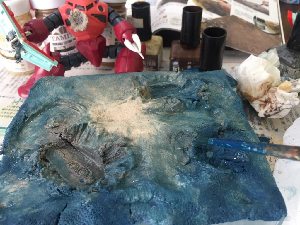 土台は100均の紙粘土で情景テクスチャーを使いジャブローの洞窟内風に仕上げました。