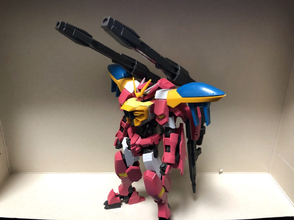 制作中。制作イメージが纏まった!と喜んだが足回りが物足りなさ感があり、後から膝付近にスラスターを取り付けました。