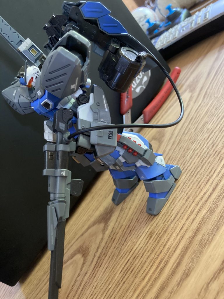 エネルギーパック?はコトブキヤに付属していたものです。そしてライフルはダンボール戦機のフェンリルのドミニオンライフルを使用しています。