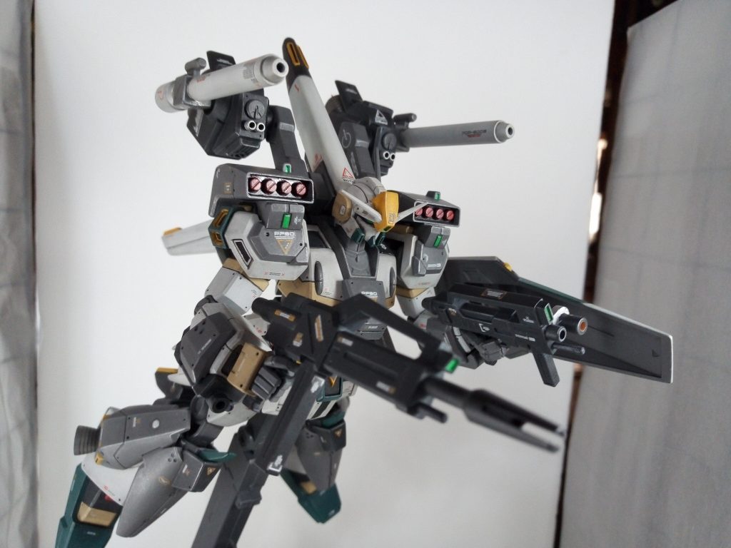 追加バックパックにはビームカノンだけではなく、2門のバルカンを追加しました。両側あわせて4門のバルカンとなります。