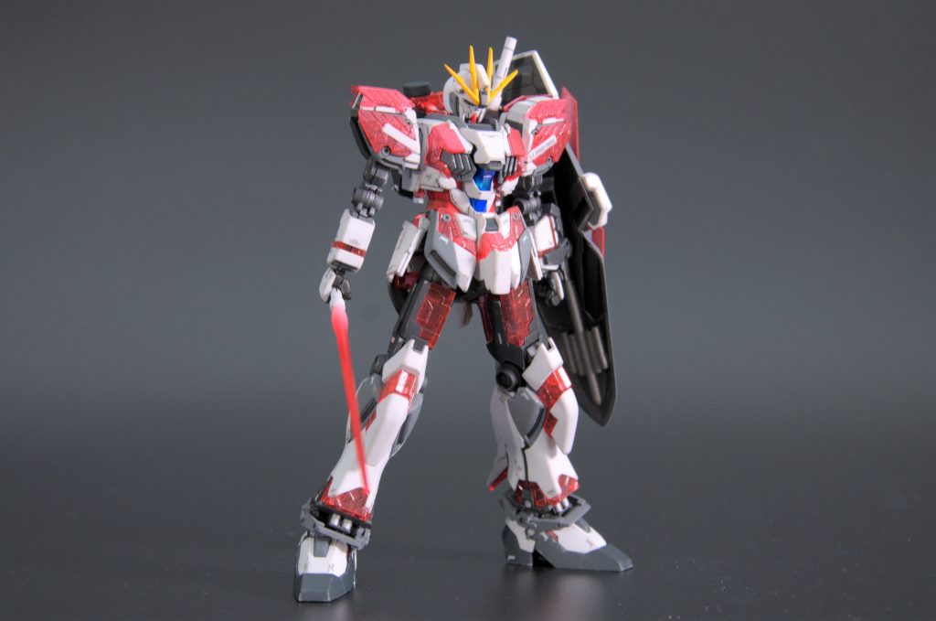 ビームサーベルの素材がいつもと違って固いプラで内部に気泡ができてるので白と赤のグラデーション塗装で隠しました。