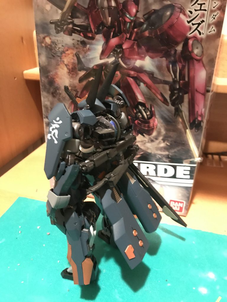 左肩の梵字はスマホからマスキングテープでなぞってからデザインナイフで切り出ししました。ちなみに金剛夜叉の梵字です。
武装は200mmショットガン2丁装備