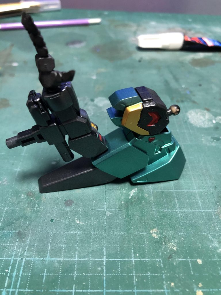 肩の部分ですがフライルーの足を肩にし、靴紐部分？に穴を開け、フルシティの腕をつけました。