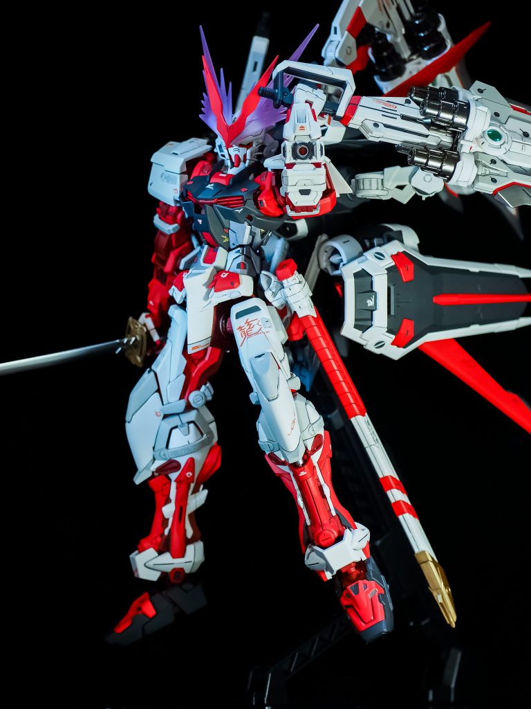 カレトヴルッフ手に持たせると、肘が負けて垂れ下がりますよ！って情報を聞いていたのですが、まさか塗装もしてこのギチギチになった関節が垂れ下がる訳が、なんて思ってたら、マジで関節がカレトヴルッフの重みに負けました。
カレトヴルッフ恐るべし。