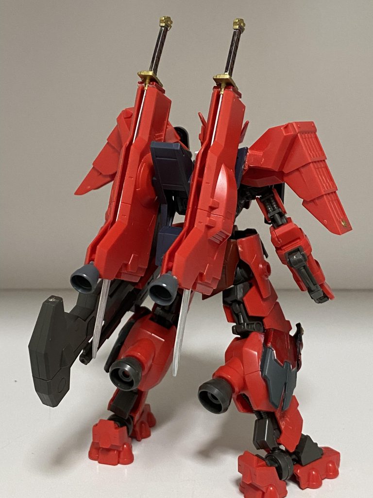 アスタロトの肩バインダーを使用して刀を納刀。