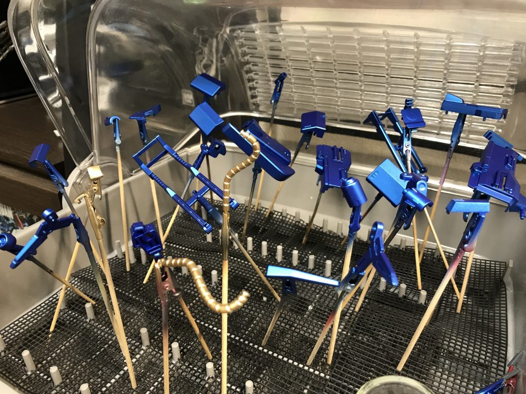 クレオスの新しい水性アクリルはメタリックの発色が良く、乾燥も早いのでお気に入りです。