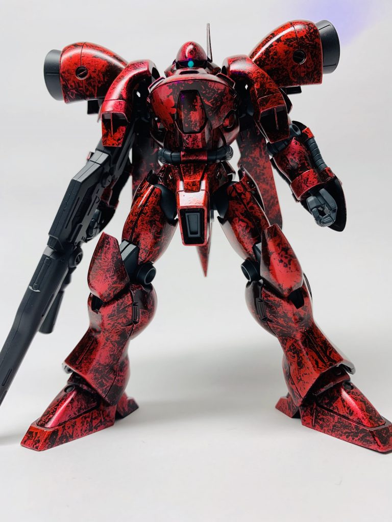 モノアイはHアイズを使ったので、ブラックライトで照らしてやると光るようになってます
写真の中で所々青っぽくなってるところはブラックライトが当たってしまってるところです