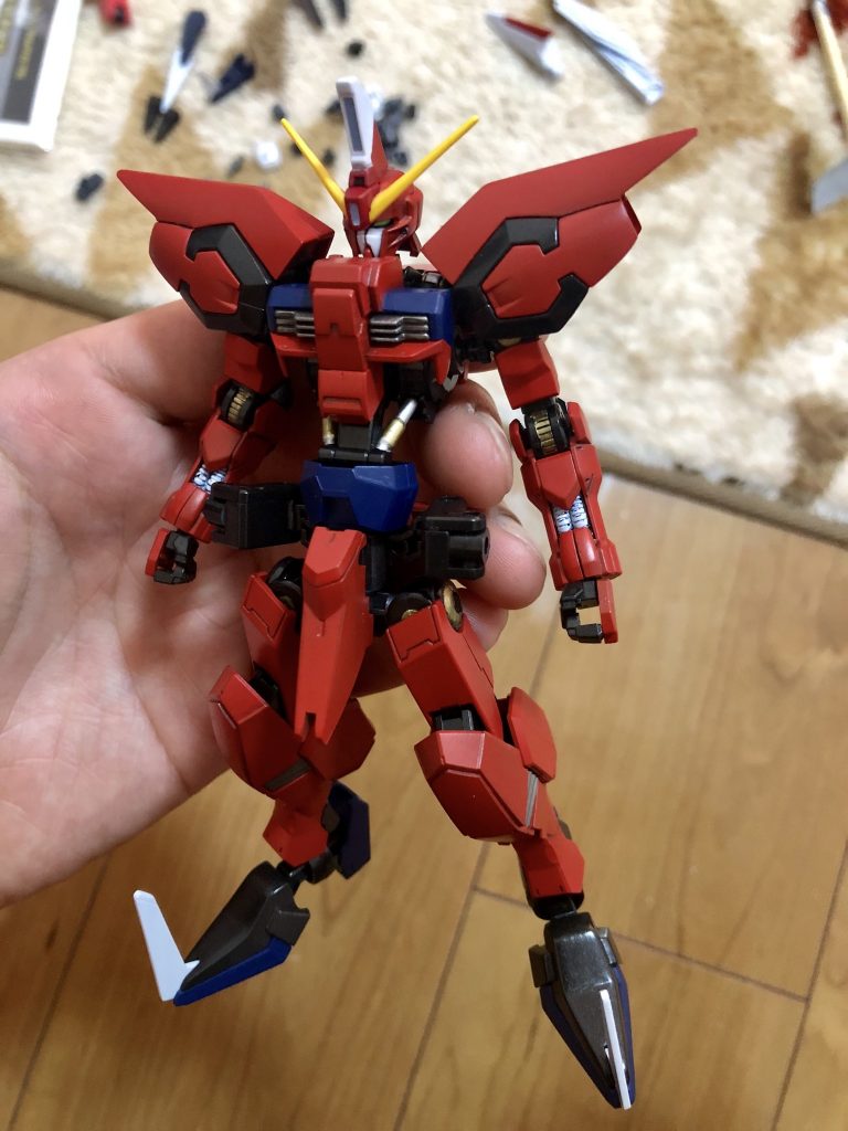 塗装途中、今回フレームはメタルブラック、動力パイプをホワイトで塗装しました。個人的な好みで暗めのレッドで本体も塗装してあります。なんだかエピオン味を感じる色合いになりました。