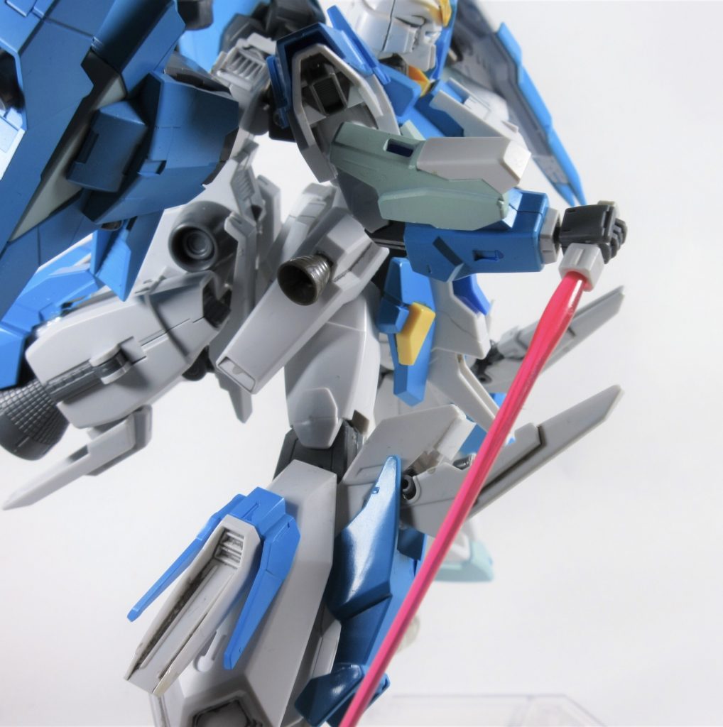 ・ビームサーベル
膝部に装備された近接格闘武装
細長い刀身をもち出力も高めに調整されておりビームソードとも絡むすべる。
多数のバーニアやスラスターによって高い機動力を誇る本機と相性の良い武装であり
一気に敵に詰め寄り斬りふせる
ちなみに収納ギミックを搭載している