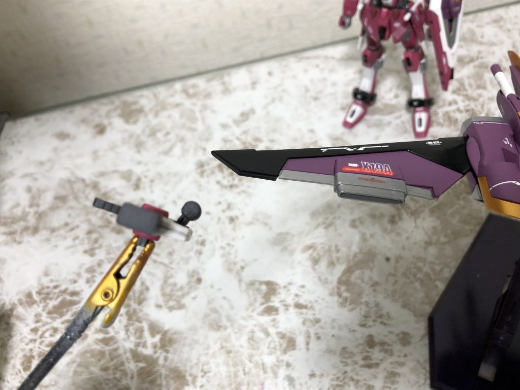 今回加工したのはライフルのスコープ裏の肉抜きを埋めて、アンテナとバックパックの主翼をシャープ化してます