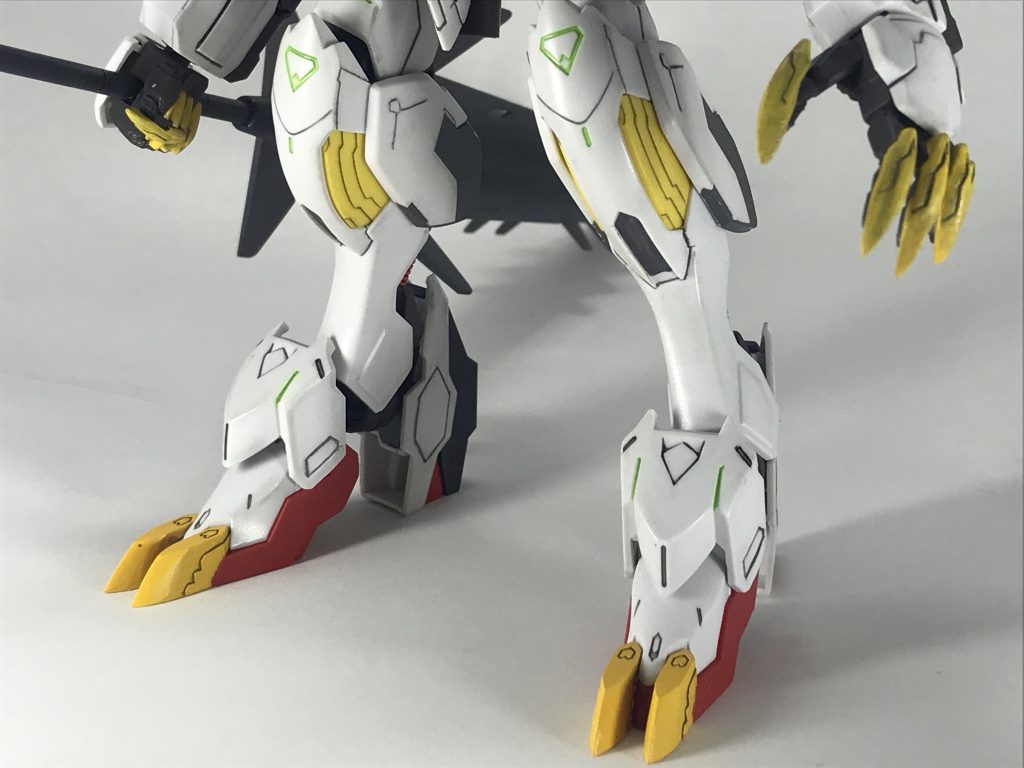 もともと丸くなっていた足の爪、手の爪の部分を可能な限りヤスリで削りエッジを出すように心がけました。