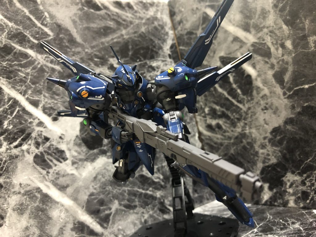 メインウェポンはGNショットガン
この機体は戦況によって装備を変えていくスタイルだが、強襲機体なので近距離で敵と遭遇することも少なくなく、確実に撃破するためにショットガンがメインとして採用されている。弾は選択式でビームライフルとしても使用は可能。