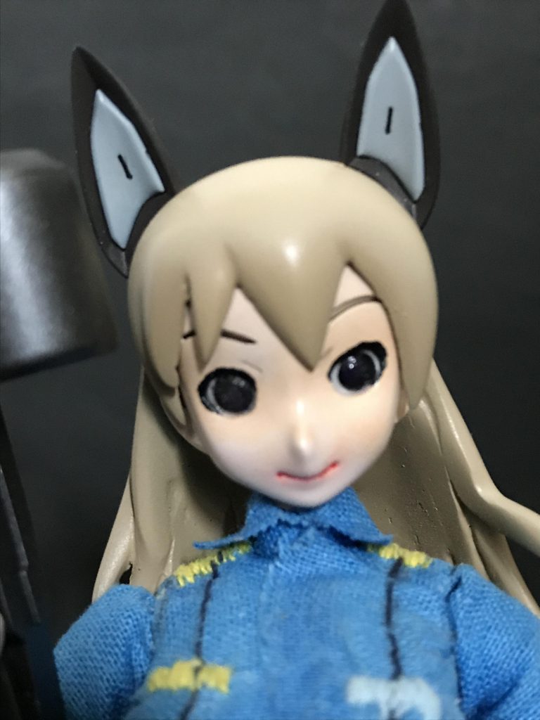 afterの顔
ふみなの眼が四角っぽいから横を削って自然な感じに、これだけで大分変わりました
ついでに眼をドールアイにしました〜
6ミリビーズとレジンでやってます
眼は紫でやったんですがなんだか黒っぽいですね〜