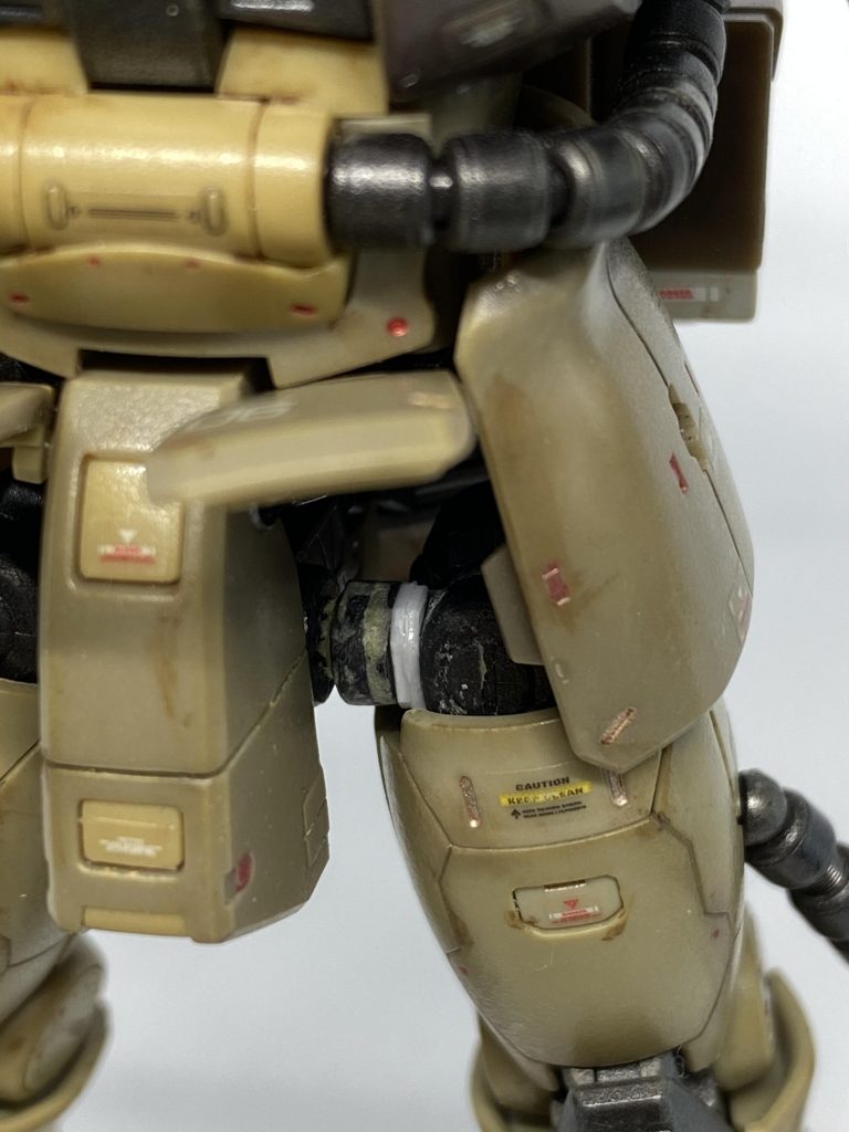 足のジョイント部分はABS素材を塗装してしまったため両足ポッキリ折れました。( ;∀;)
適当に切ったブラバントを挟みながら強度追加してます。正直無理なポージングはできません・・。