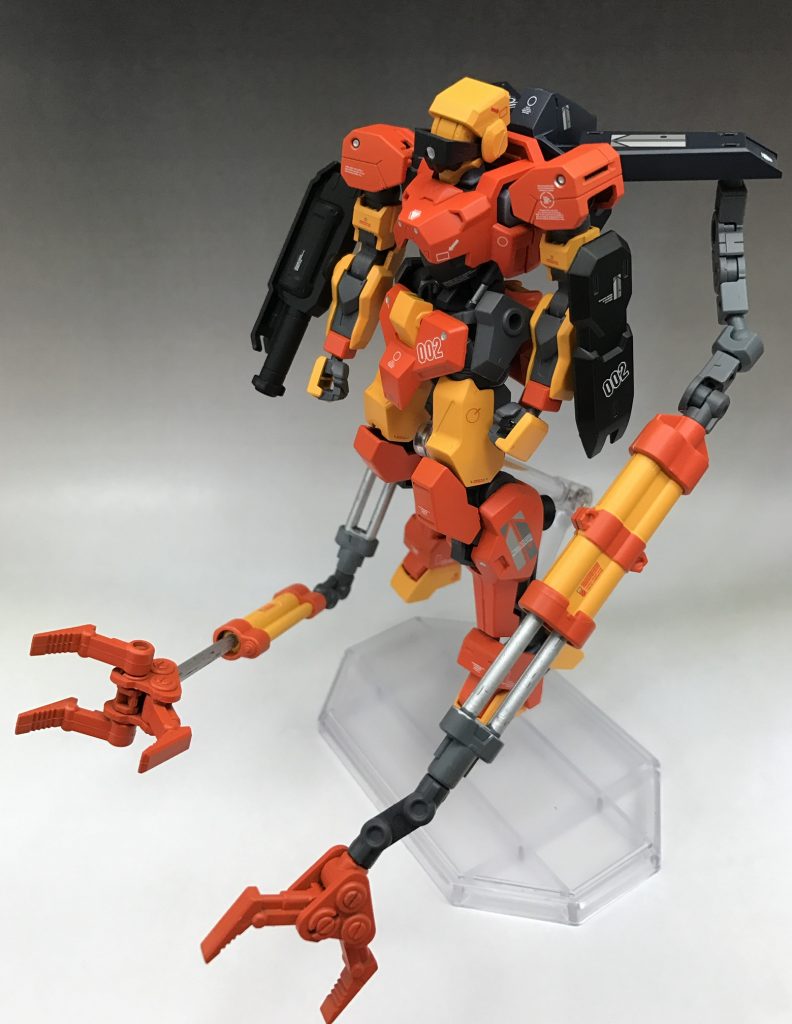 基本的には作業用MSであるが、宇宙海賊と会敵した時に備え、右腕に固定武装、左腕にショートシールドを設置。