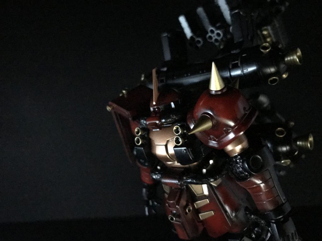 上半身アップの画像です
環境が整ってないため画像が暗いですがご了承ください
レッド部分の下地はガイアノーツグレーサフ、エッジにタミヤカラーのブラックでグラデーションをかけた後にタミヤカラーのクリアーレッドを重ね塗りしてます
今考えると下地はメタリックカラーの方がいいですね(--;)
オレンジ部分はタミヤカラーのクリアーレッドとMr.Colorのスーパーゴールド2を調色してます