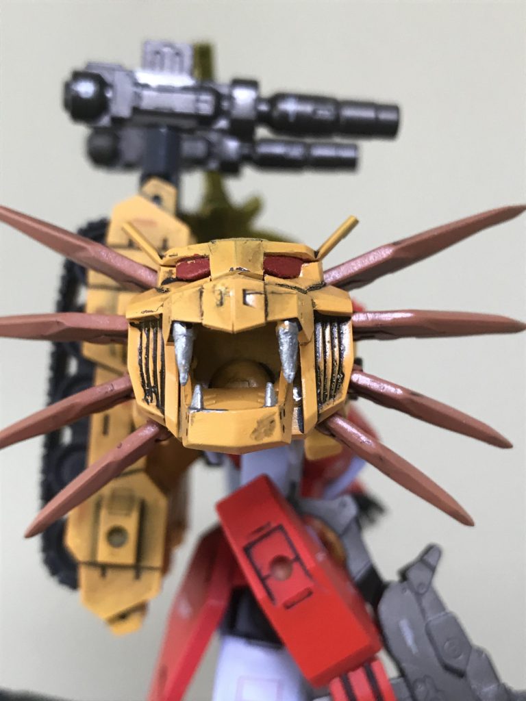 右腕に装備する グランドライオン頭部
両目から ライオビームを発射する
威力は低いが 命中率がある
ライオファイヤー口から放出する
高熱火炎砲
M.S.Gヘヴィウェポンユニット14 ビーストマスターソードを使用しました。