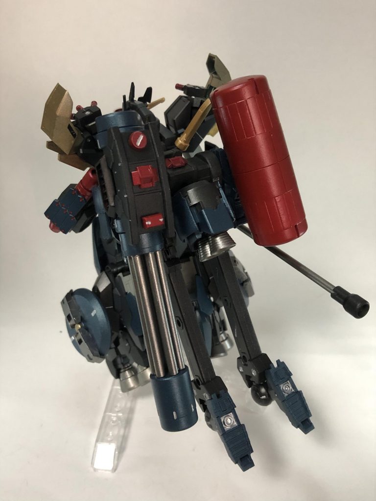 背部画像

大型の赤いタンクと大きなガトリングガンが特徴的な背面、またバックパックから伸びている2本のアーム(レッグ？)は伸縮して壁際や低空背面飛行時などさまざまな場面で柔軟に活用できる

工夫次第で無限の活用法がある剛林羅の大型マニピュレーターを受け継いでいる