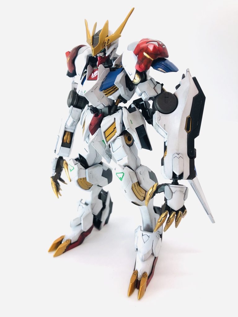 レクスアーム形態
レクスの腕に換装した姿。後述の換装ギミックでその場で素早く腕パーツの換装を行う。ネイルの先端をプラ棒やパテを使ってシャープ化し、200mm砲もプラ棒でしっかりと作り込みました(拡大推奨)。サブアームもいちから作りたかったので真鍮線を利用して長さを延長できるように制作。おかげで見栄えの良いポージングが可能になりました。