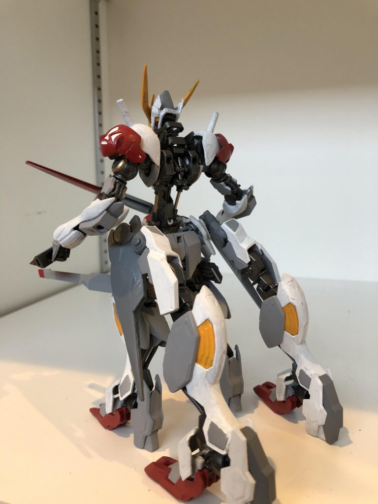 この装備は腰に接続し四足形態に変形します