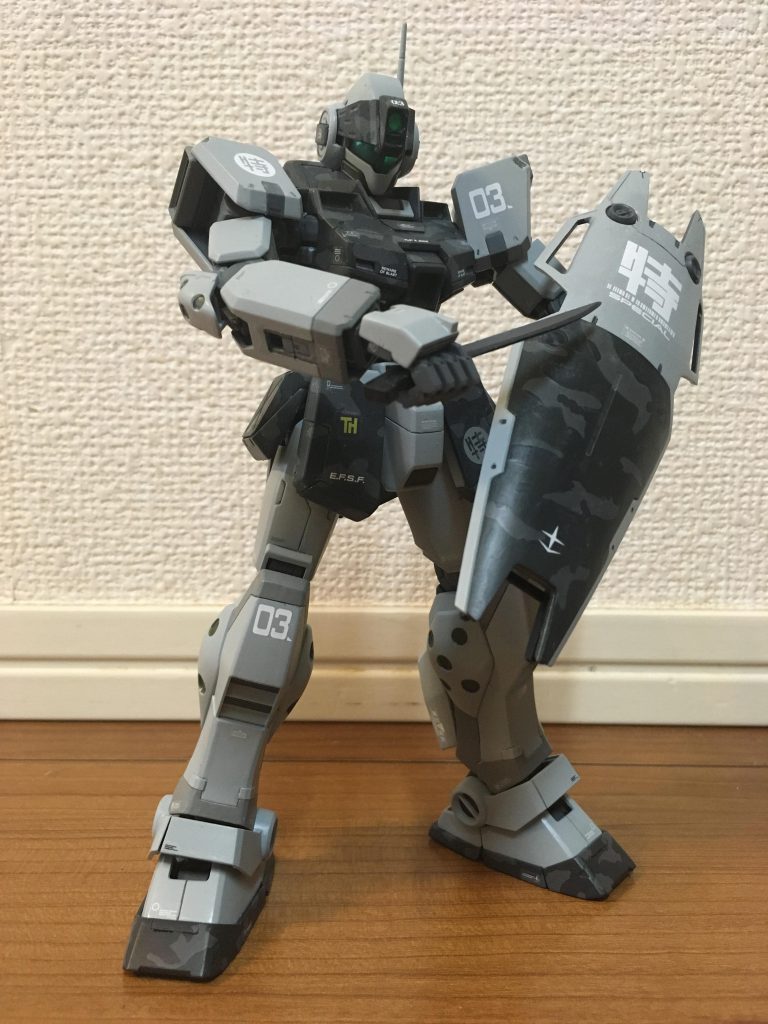 ライフル、調子に乗ってジャンクパーツやプラ板で盛り過ぎて、重くなってしまい、保持が厳しくなってしまいました…。こいつも塗り分けしたかったですが、力量不足、無念…。
近接武器は何となくナイフ。