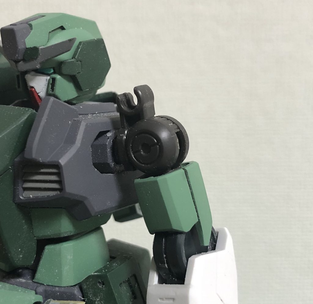 ベースのケルディムは肩があまり上がらないため、HGフラウロスのフレームを移植しています。