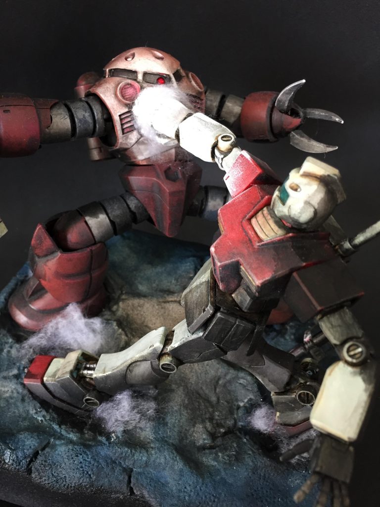 ・・まだ、ヤツの目が死んでいない・・⁈
その時、赤いモビルスーツの左クローがピクン!!と動いた・・        完(爆笑)