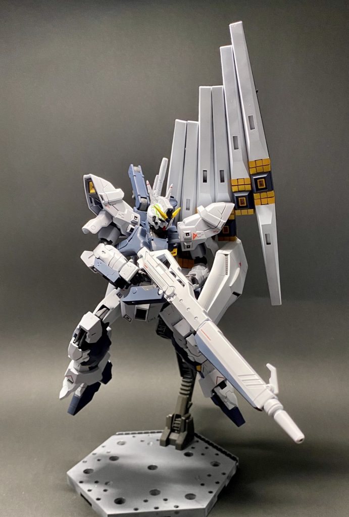 ロングライフル。
使わないときはバックパックのサブアーム的なのに保持させます。