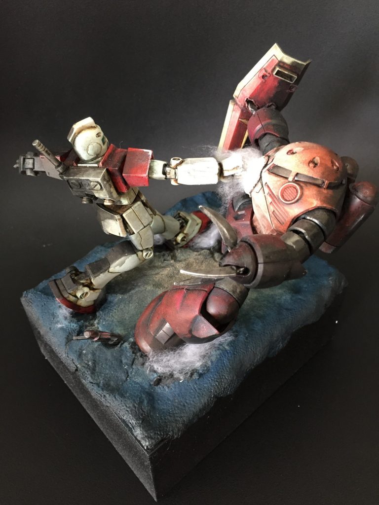 その時、ジムの機体が勝手に動いた。
突っ込むズゴックにシールドを貫かれるも素早く右ステップで交わし、左脚を思い切り踏み込み、ビームスプレーガンを放り投げた右拳で渾身のストレートをカウンターで撃ち抜いたのだ!
学生時代、ボクシングでインターハイ2位の経験がここで活かされたのだ!